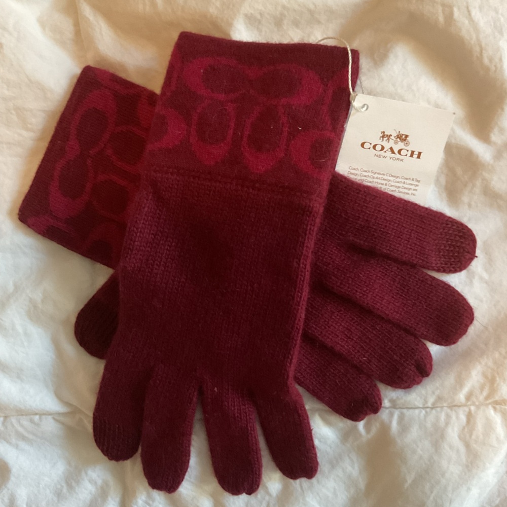 NWT Couch Women’s Elegant Burgundy Gloves. Blend of wool, cashmere, rabbit fur.